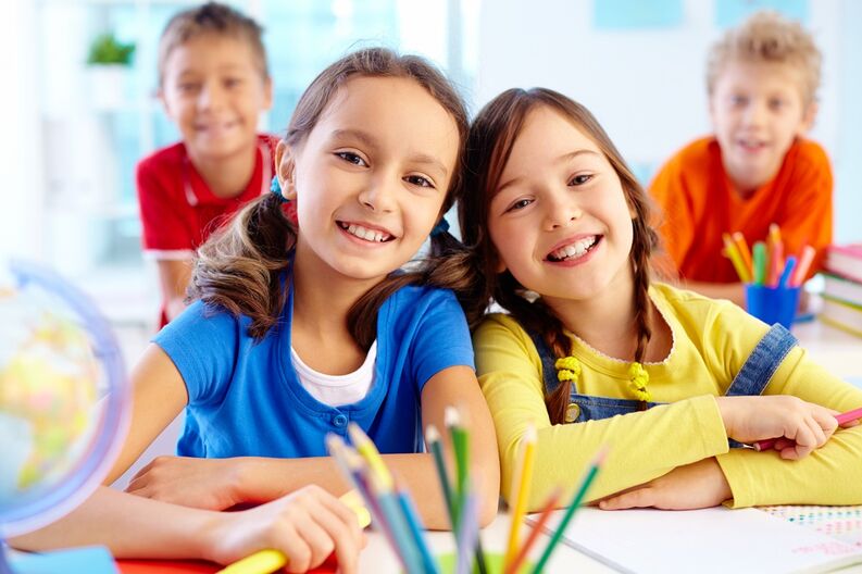 dos_ninas_y_dos_ninos_en_el_salon_de_clases-2