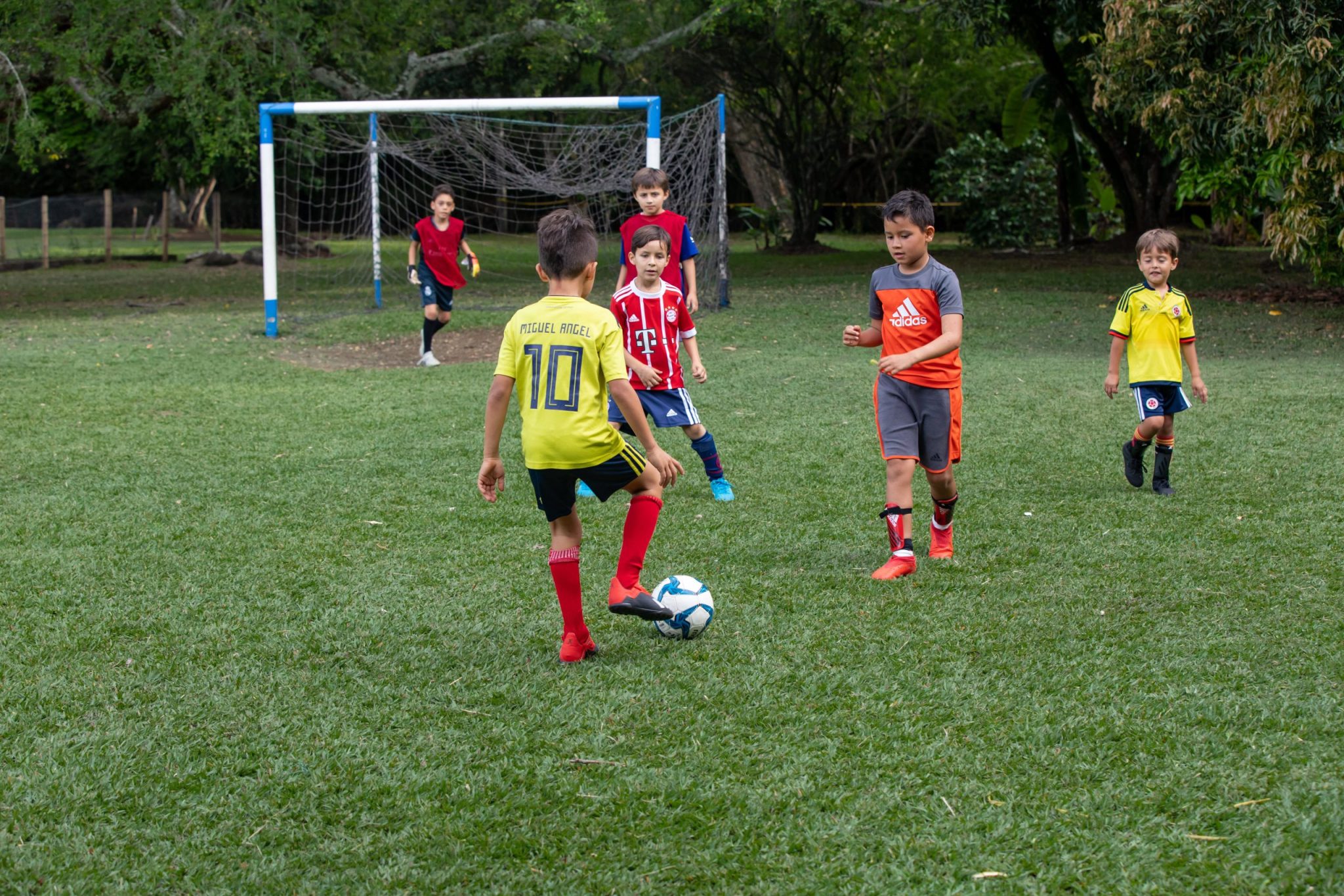 estudiantes-en-clase-de-futbol