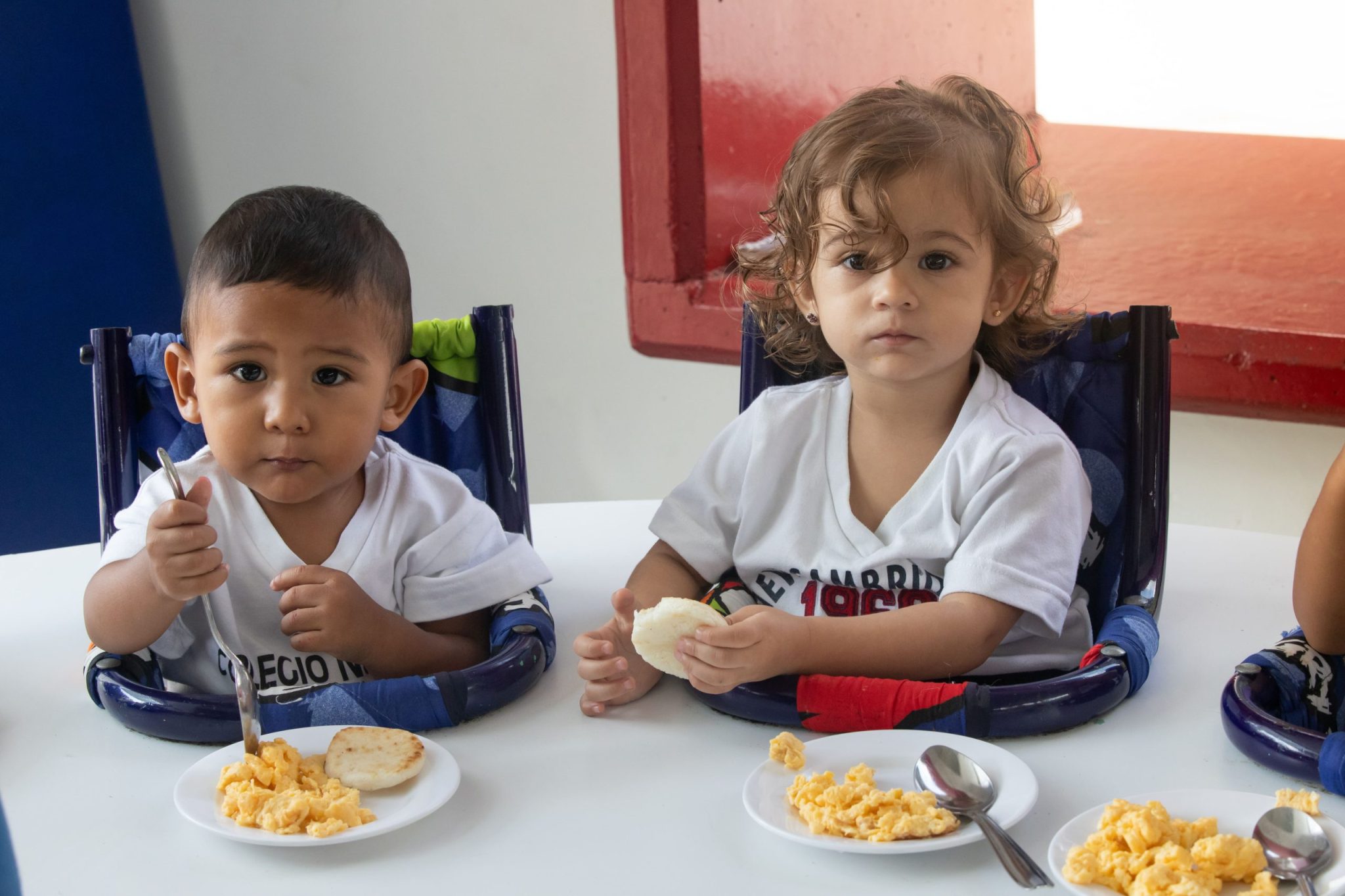 estudiantes-maternal-desayunando