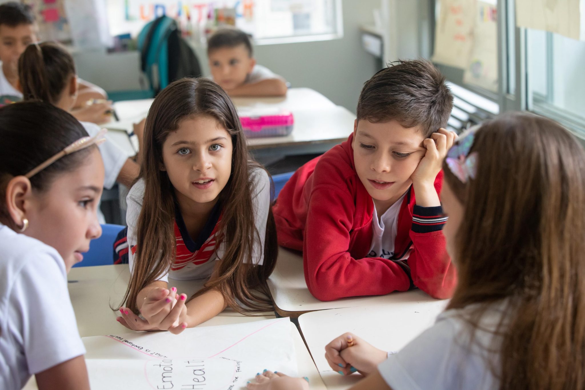 estudiantes-trabajo-en-equipo