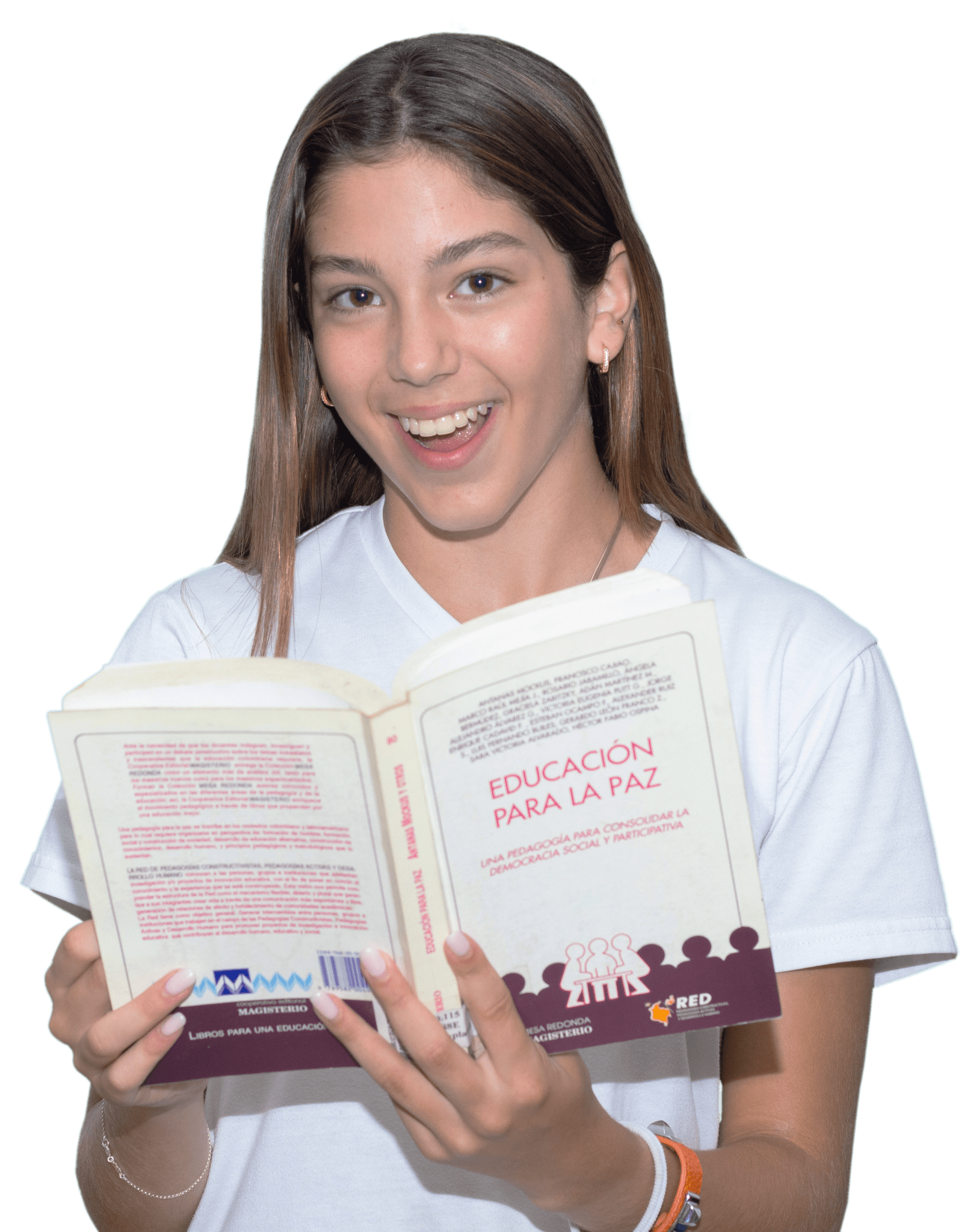 niña sonriendo con libro en mano