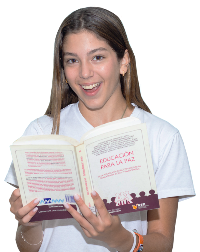 niña sonriendo con libro en mano